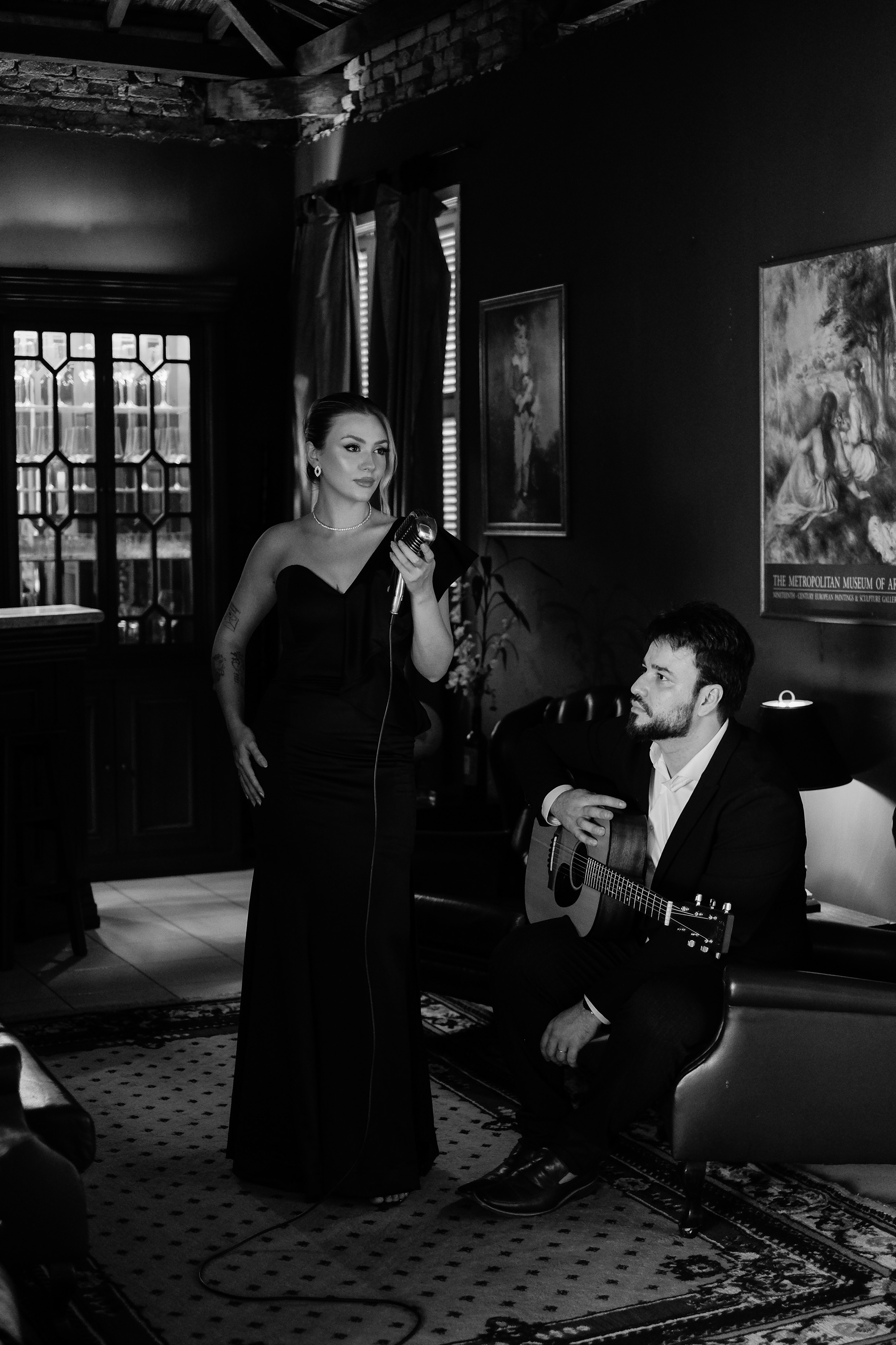 Rebeca cantando e Rafael ao violão